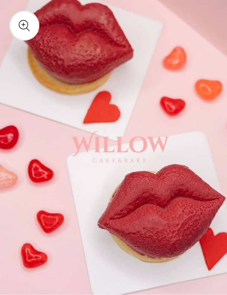 red lip mousse cake